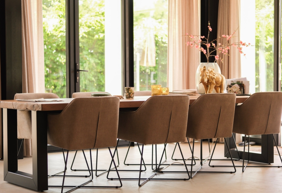 Landelijk wonen houten eettafel