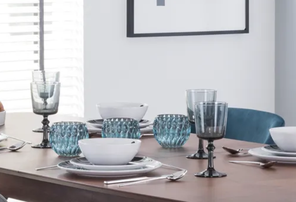 Eettafel met servies